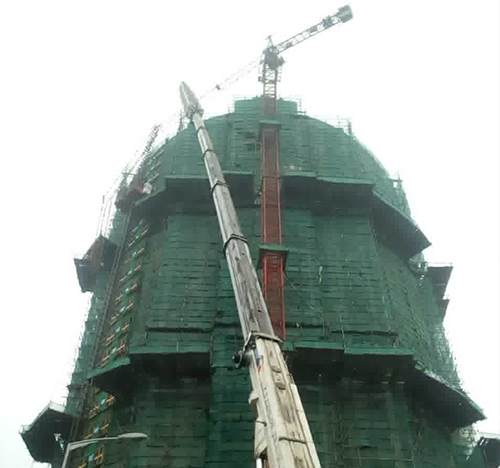 伽师吊车在工地上作业